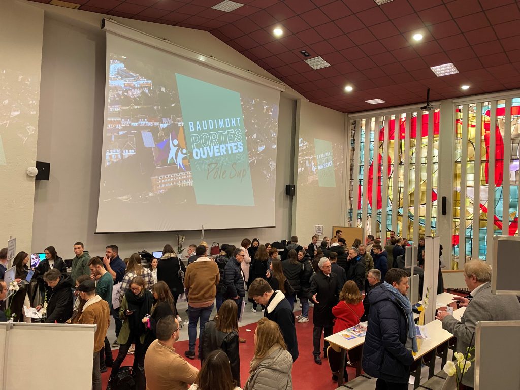 foule dans l'amphithéâtre Pôle Sup' Ensemble Baudimont