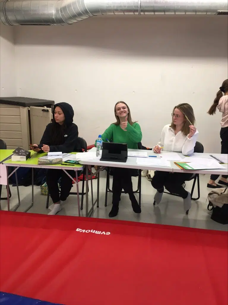 La table des jurys de la compétition de gymnastique de l'Ensemble Baudimont.