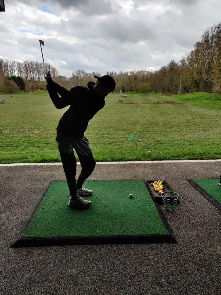 jeune golfeur swing