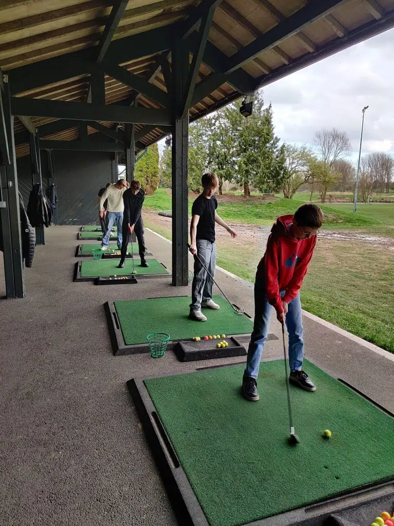 jeunes joueurs de golf