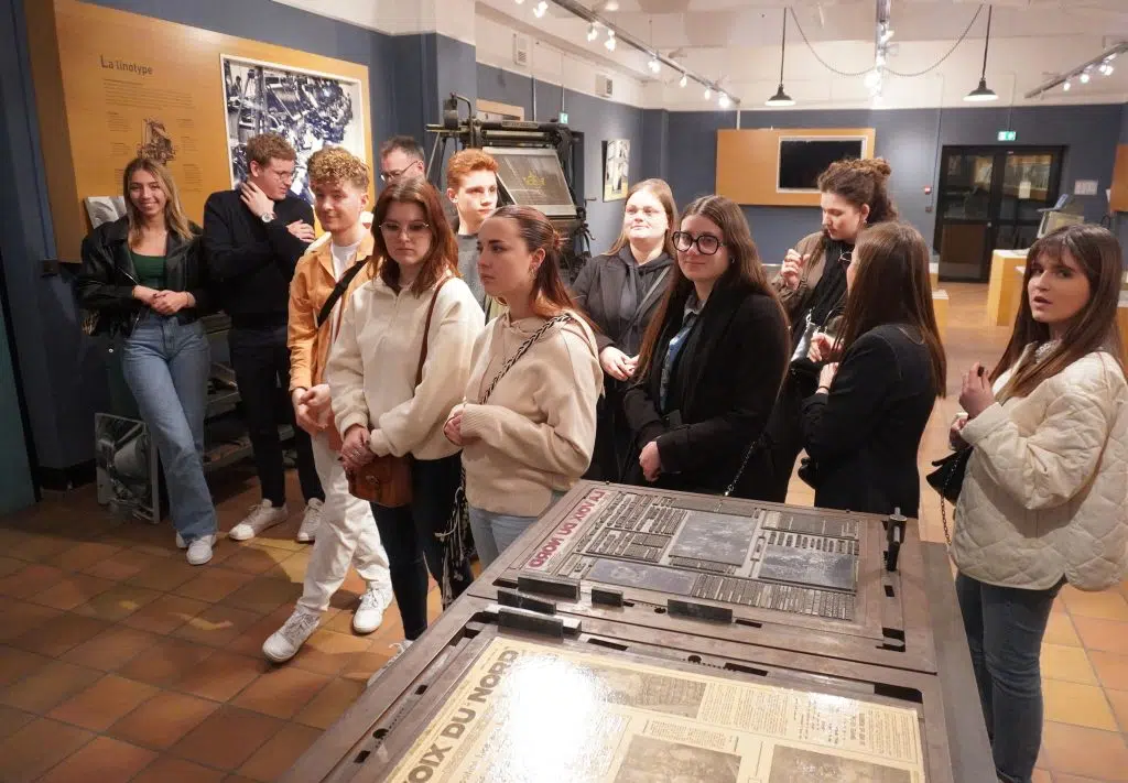 étudiants dans un musée