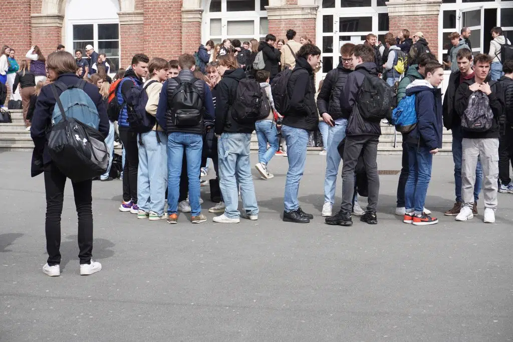 Des lycéens dans la cour