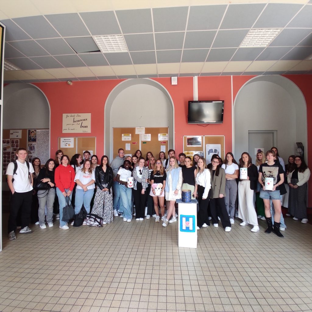 Cette année, le lycée général et technologique s’est mobilisé en faveur des Clowns de l’Espoir, association qui permet aux enfants hospitalisés d’oublier le temps d’un instant leur maladie grâce au talent des Clowns et des Marchands de Sable. 