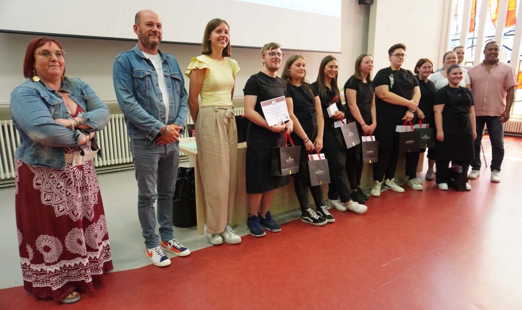 Jeunes pâtissiers posent avec les membres du jury 