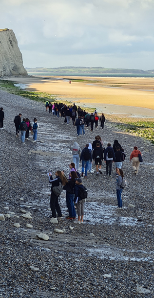 groupe lycéens plage falaise