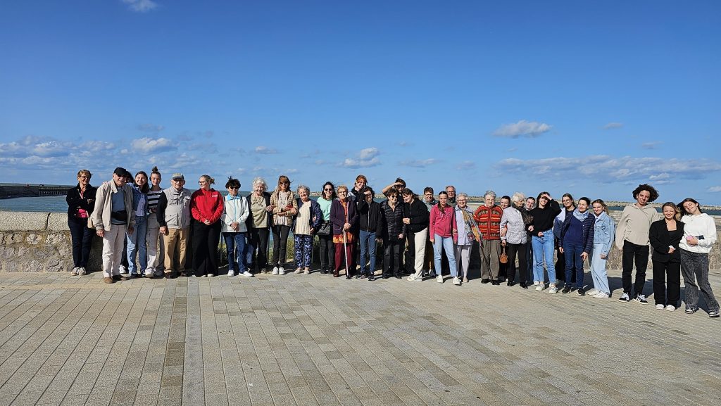 groupe lycéens et personnes âgées