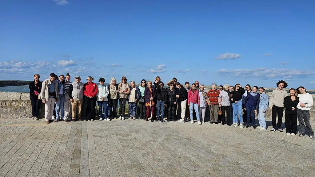 groupe lycéens et personnes âgées