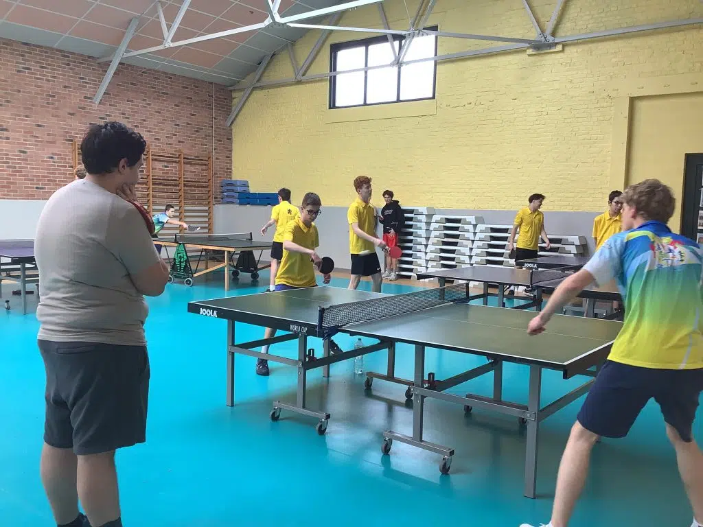 compétition tennis de table collégiens