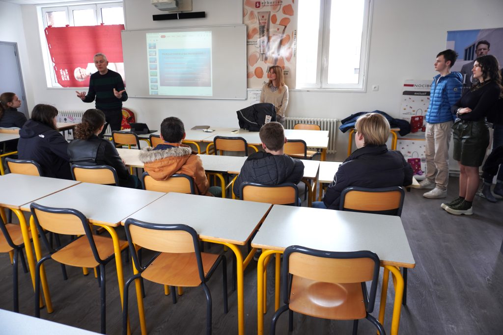 visite lycée professionnel par des collégiens