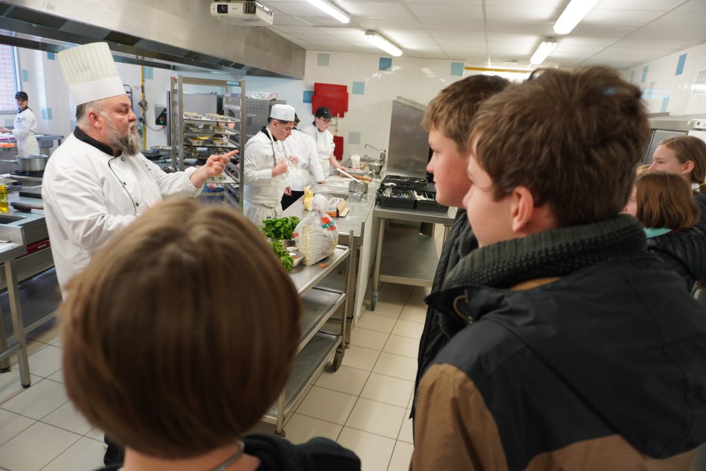 visite lycée professionnel par des collégiens