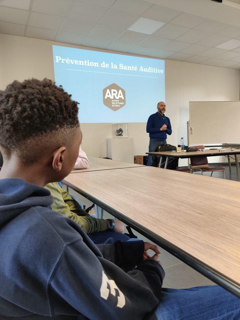 Tous les élèves de Cinquième du Collège ont participé à un atelier animé par un musicien de l'ARA (Autour des Rythmes Actuels) à l'occasion de la 27e édition de la journée nationale de l'audition, ce jeudi 14 mars.